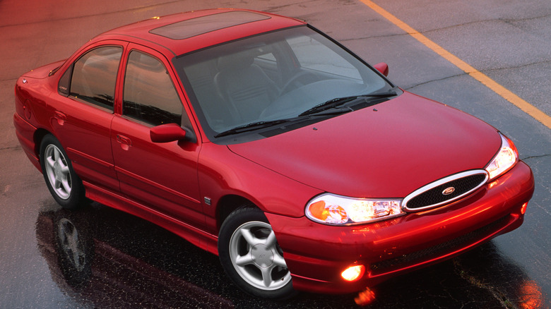 Rdeča limuzina Ford SVT Contour iz leta 1998.