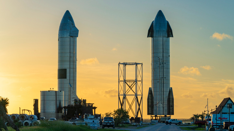 Starbase, Teksas in okoliške zgradbe, z dvema raketama Starship v ozadju