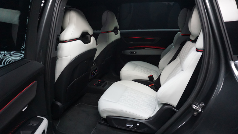 2027 Audi Q9 sedeži v drugi vrsti