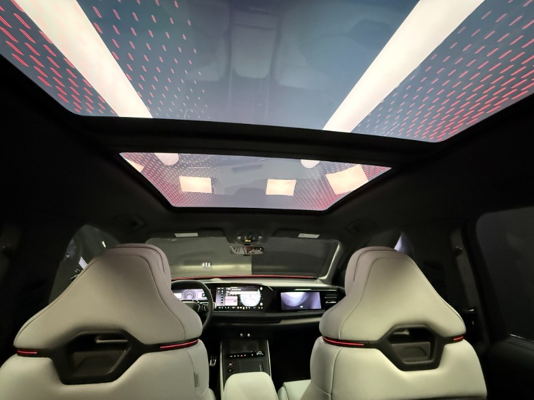 2027 Audi Q9 panoramska streha