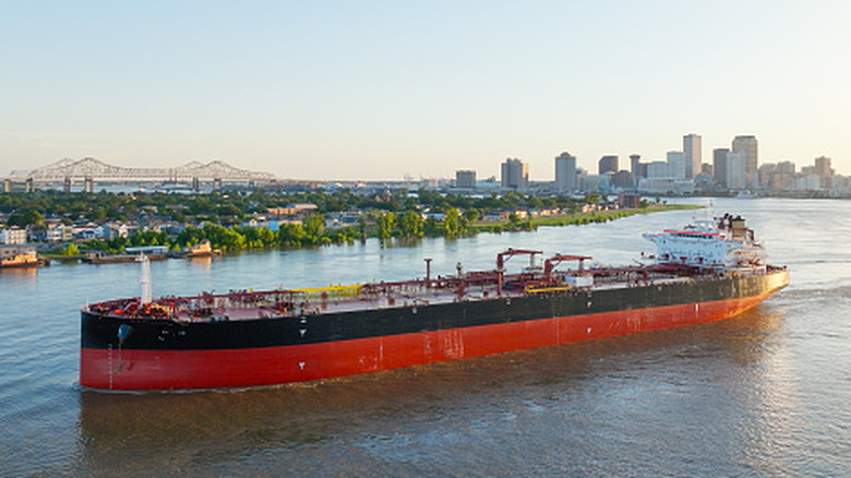Naftni tanker pluje mimo pristanišč Louisiane. Država je dom dveh podzemnih rezervoarjev za surovo nafto v ZDA.