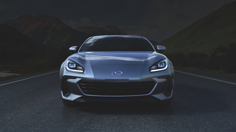 Srebrni Subaru BRZ 2024.