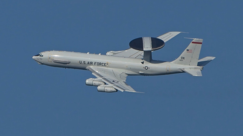 E-3 Sentry AWACS leti proti modremu nebu