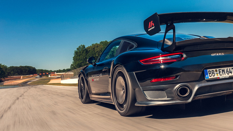 Porsche 911 GT2 RS iz leta 2019 s kompletom Manthey vozi po cesti Atlanta.