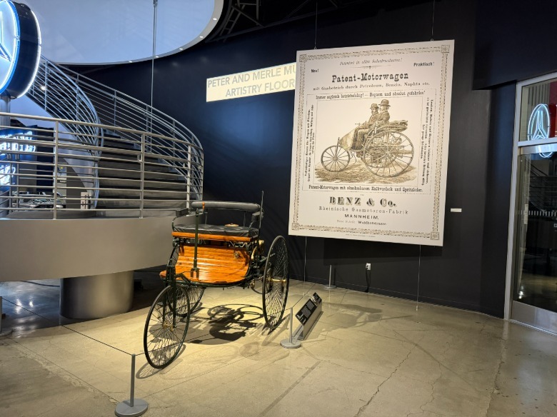 Replika Benz Patent-Motorwagen v avtomobilskem muzeju Petersen