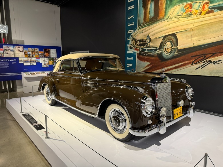 Rjav Mercedes-Benz 300Sc Cabriolet iz leta 1956 Clarka Gablea