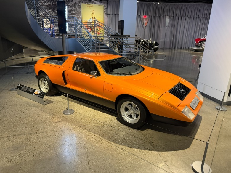 Oranžni prototip Mercedes-Benz C111
