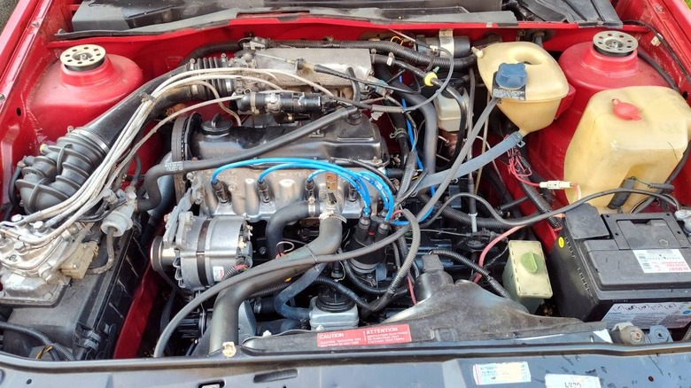 Slika motornega prostora Volkswagna GTI iz leta 1986