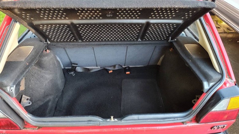 Slika prtljažnika Volkswagen GTI iz leta 1986
