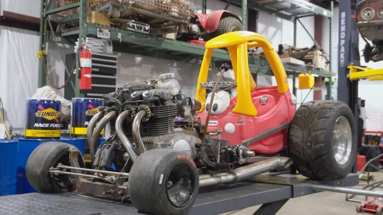 Gokart Little Tikes Cozy Coupe znamke Cars and Cameras s 550-kubičnim motorjem