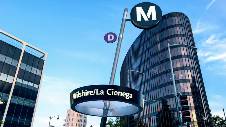 Znak podzemne postaje LA v Wilshire in La Cienega