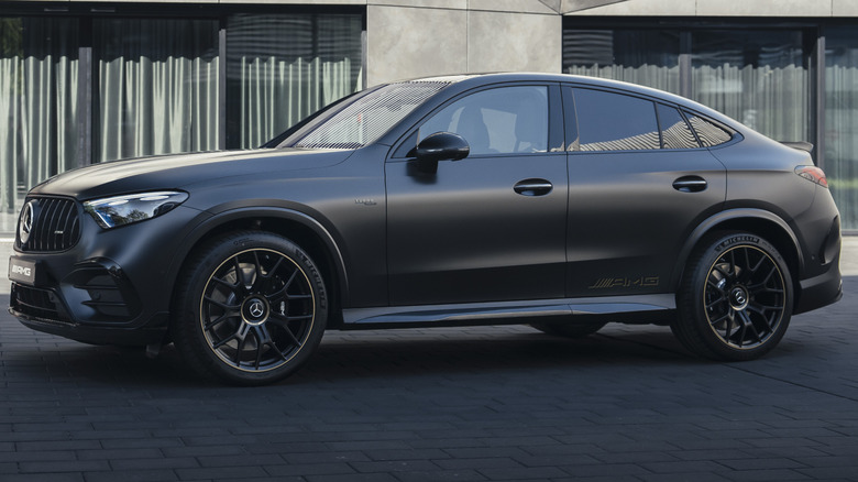 Stranski pogled na mat črn AMG GLC53 s paketom Golden Accents, ki prikazuje zlato na platiščih in subtilno oznako AMG na zadnjih vratih