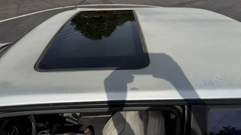 Slika lune strehe Mazde 626 Turbo Coupe iz leta 1987