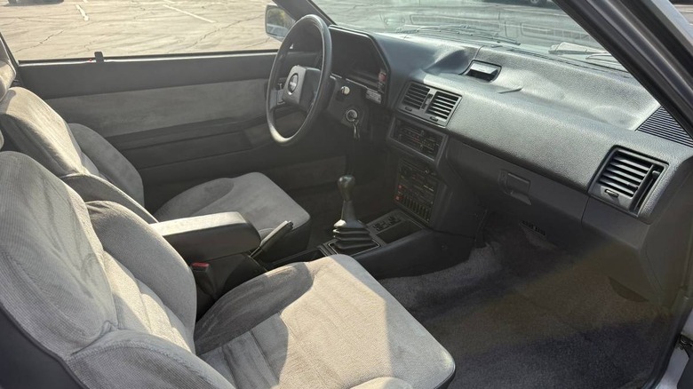 Slika notranjosti Mazde 626 Turbo Coupe iz leta 1987