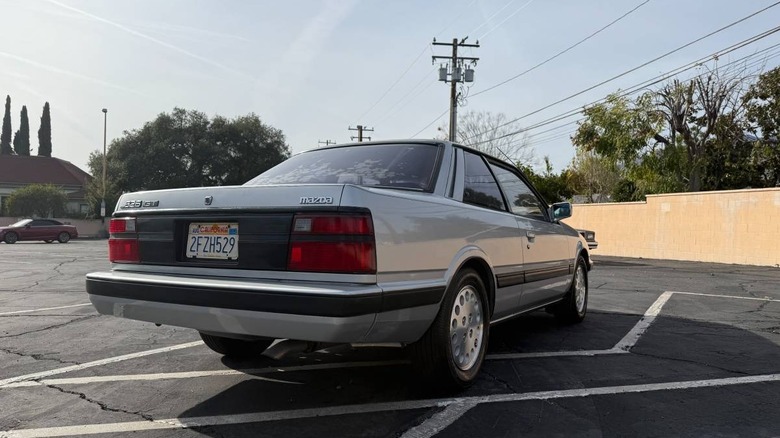 Tričetrtinska slika zadnjega dela Mazde 626 Turbo Coupe iz leta 1987