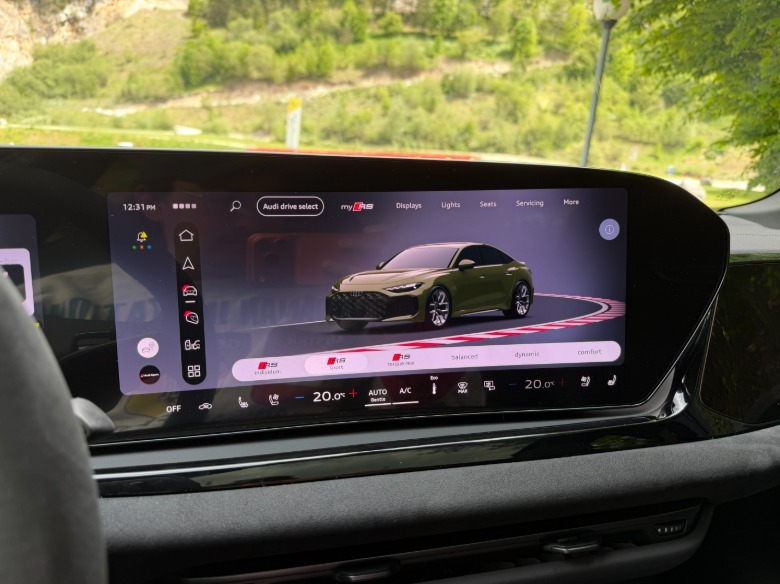 Osrednji zaslon Audija RS5 iz leta 2027