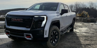 2026 GMC Sierra EV AT4 Max Range odpravlja veliko težav, ki sem jih prvotno imel s tovornjakom