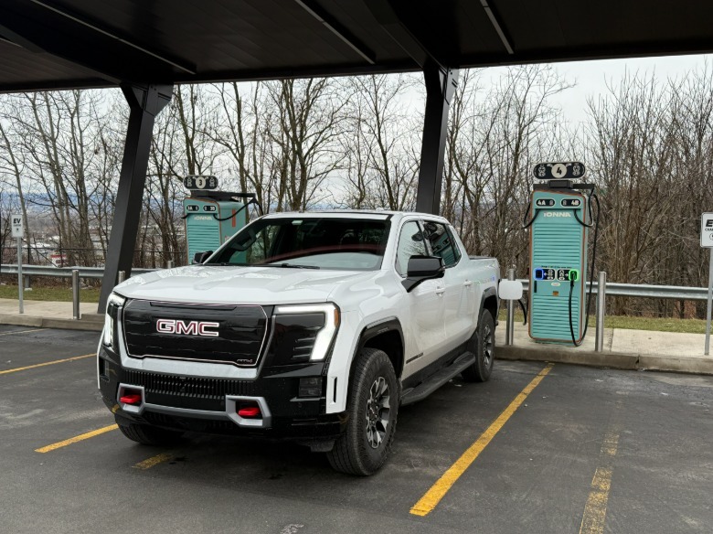 2026 GMC Sierra EV AT4 Max Range na polnilni postaji