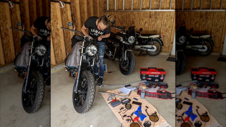 Sam delam na zamenjavi krmila na svojem Ducatiju Scrambler Sixty2 letnik 2017.