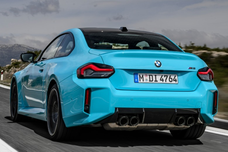 2027 BMW M2 xDrive pogled od zadaj 3/4
