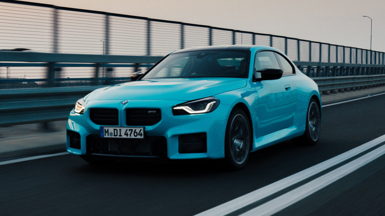 2027 BMW M2 xDrive pogled spredaj 3/4
