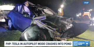 Voznik umrl, ko je Tesla z “avtopilotom” trčila v ribnik