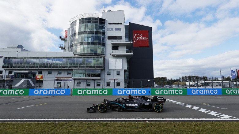 Lewis Hamilton iz Velike Britanije vozi (44) Mercedes AMG Petronas F1 Team Mercedes W11 na stezi med F1 Eifel Grand Prix na Nuerburgringu 11. oktobra 2020 v Nuerburgu v Nemčiji.