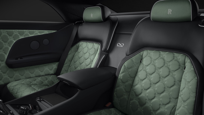 Zadnji sedež Rolls-Royce Spectre Series II Black Badge