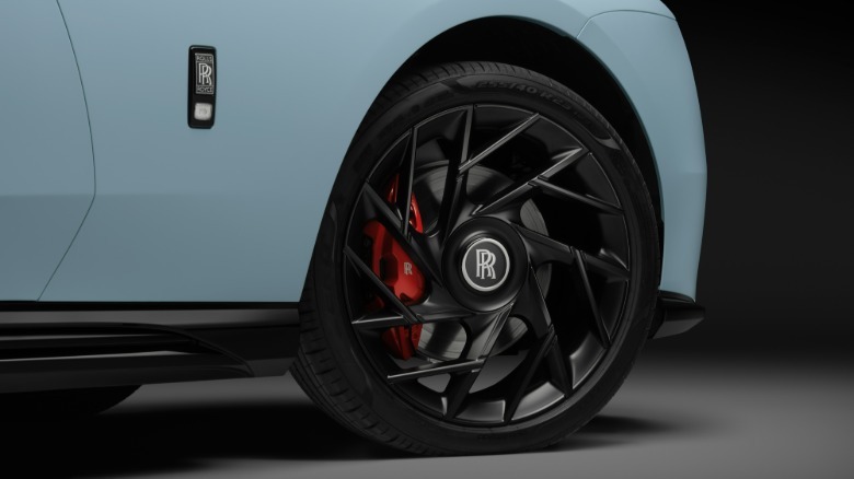 Sprednje kolo modrega Rolls-Royce Spectre Series II Black Badge