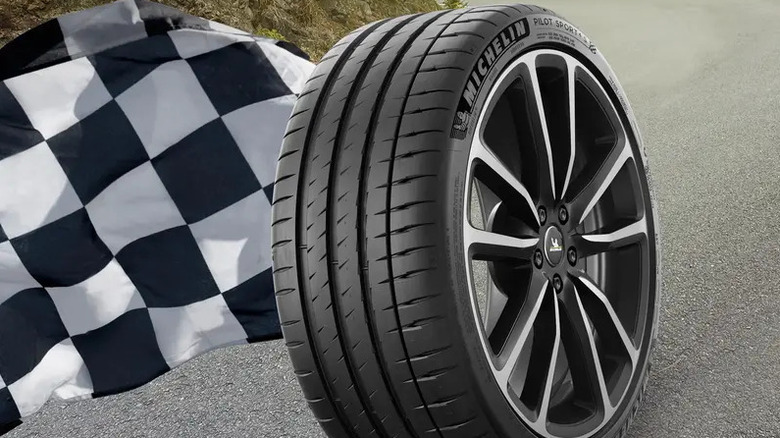 3/4 pogled na pnevmatiko Michelin Pilot Sport 4 S na platišču s karirasto zastavico na levi strani