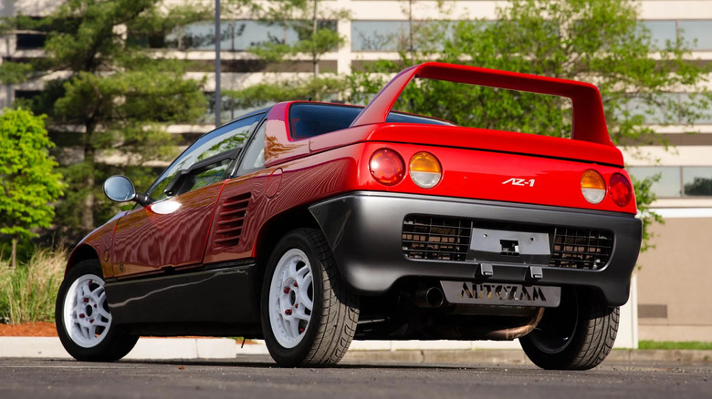 Isti rdeči Autozam AZ-1 na prvi fotografiji tega članka, vendar seksi dramatičen zadnji posnetek od spodaj.