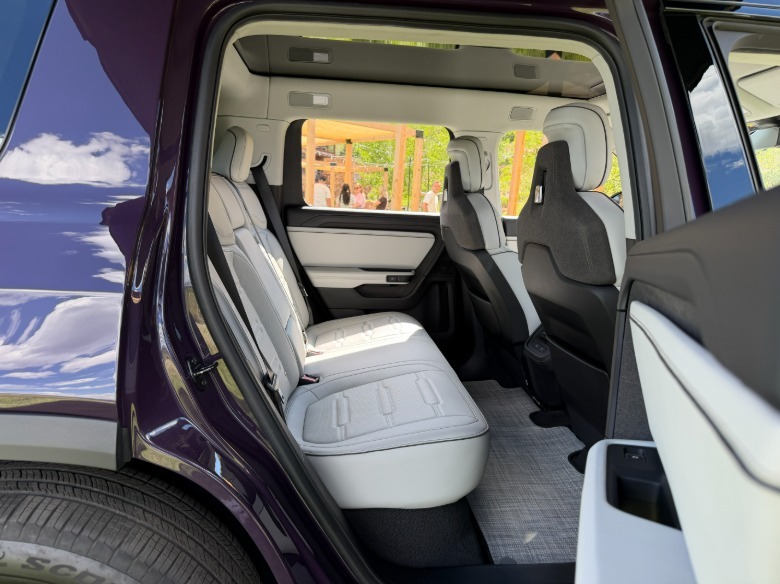 Zadnji sedež leta 2027 Rivian R2