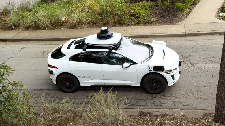 Stranski pogled na robotaxi Waymo na hriboviti ulici San Francisca