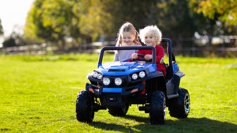 Dva otroka, ki vozita Power Wheels