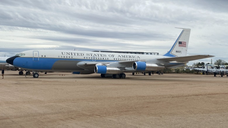 Stranski pogled na letalo Air Force One JFK, ki je na ogled v letalskem in vesoljskem muzeju Pima