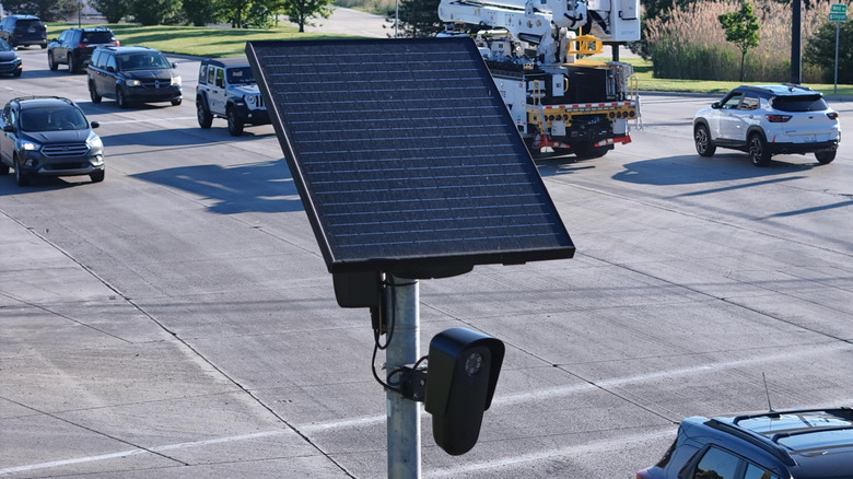 Brownstown, Michigan, ZDA – 31. maj 2026: Flock Safety oprema za nadzor obcestnega prometa in kamera za zbiranje podatkov s sončno ploščo in dvojnimi senzorji, ki spremljajo vozila na javni cesti.