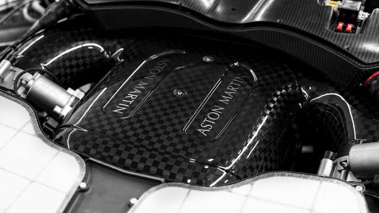 Pogled na motor V12 Valkyrie, prekrit s karo vzorci ogljikovih vlaken