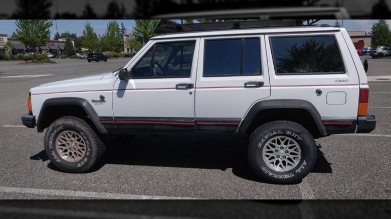 Slika z voznikove strani Jeep Cherokee Sport iz leta 1993