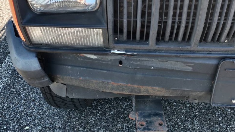 Slika udrtega odbijača Jeep Cherokee Sport iz leta 1993