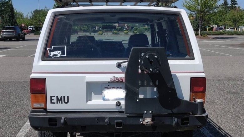 Slika zadnje lopute in nosilca pnevmatik Jeep Cherokee Sport iz leta 1993