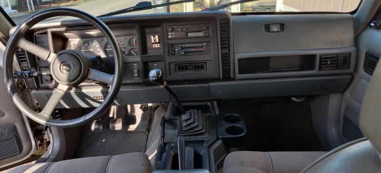 Slika armaturne plošče Jeep Cherokee Sport iz leta 1993