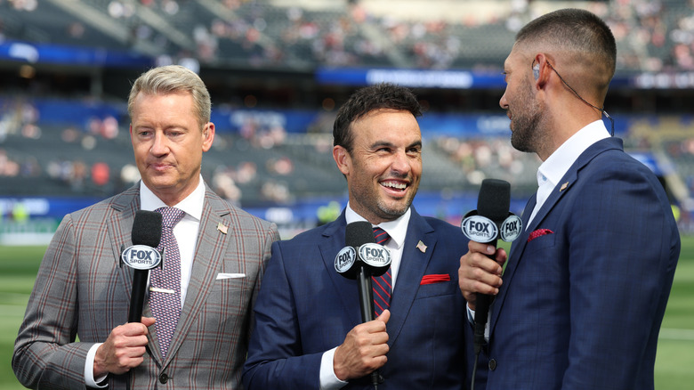 Rob Stone, Landon Donovan in Clint Dempsey komentirajo pred tekmo skupine D svetovnega pokala FIFA 2026 med ZDA in Paragvajem na stadionu Los Angeles 12. junija 2026 v Los Angelesu v Kaliforniji.