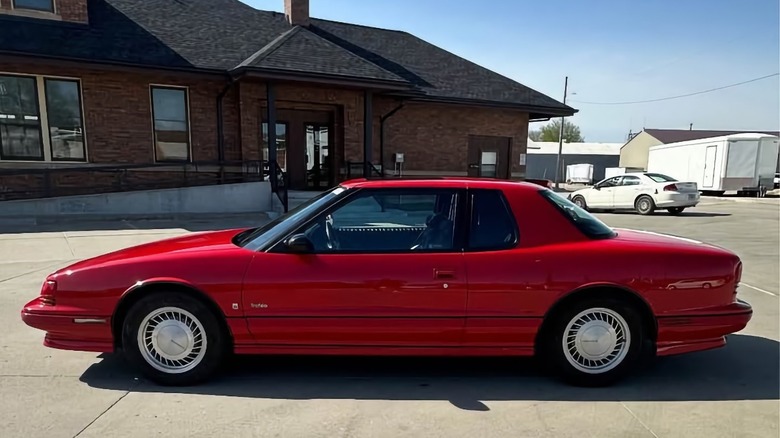Slika voznikove strani Oldsmobile Troféo iz leta 1990