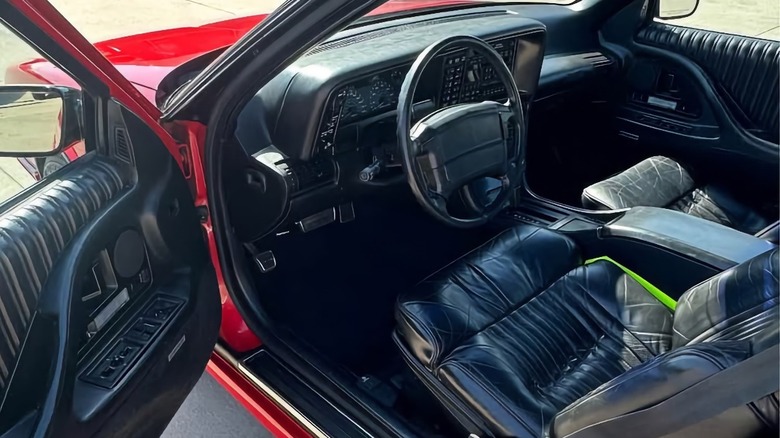 Slika notranjosti Oldsmobile Troféo iz leta 1990