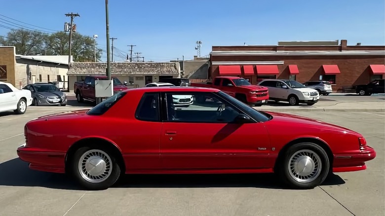Slika sovoznikove strani Oldsmobile Troféo iz leta 1990