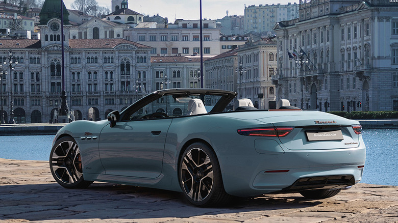 2027 Maserati GranCabrio Folgore zadaj 3/4