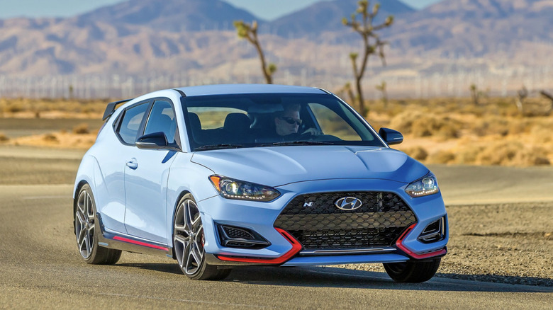 Po cesti je vozil modri Hyundai Veloster N