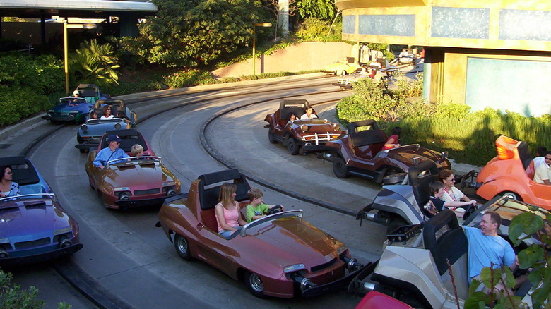 Del vožnje Autopia leta 2005 z več ustavljenimi avtomobili
