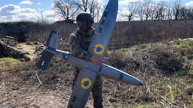 Ukrajinski vojak drži dron dolgega dosega