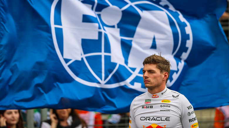 Max Verstappen iz Nizozemske in Oracle Red Bull Racing gledata med himno med F1 Veliko nagrado Azerbajdžana na dirkališču Baku City Circuit 21. septembra 2025 v Bakuju v Azerbajdžanu.